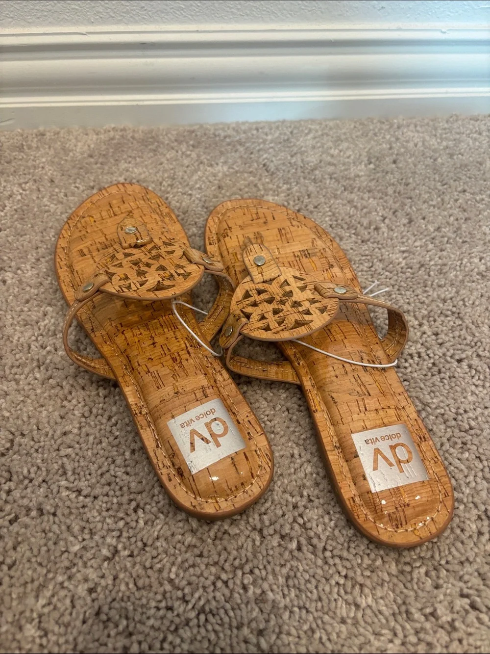 Dolce Vita Cork-Pattern Thong Sandals in Tan size 8 - Picture 3 of 7